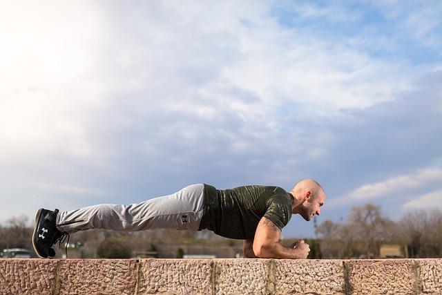 Jak správně provádět plank a sklapovačky pro optimální výsledky