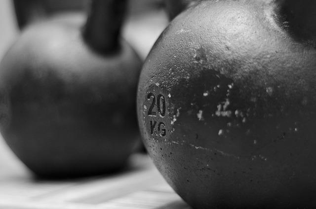 Správná technika provedení kettlebell cviků na břicho