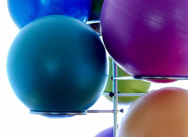 Cviky ‌s overballem na záda: Výhody komplexního posilování